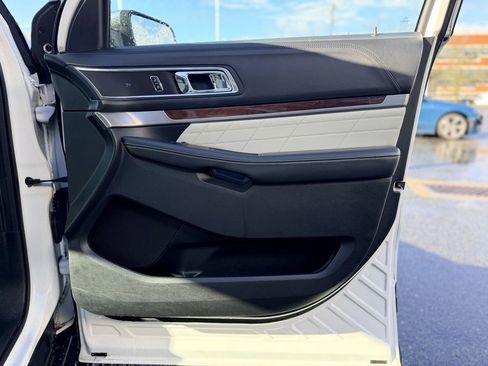Used 2017 Ford Explorer Platinum image 24