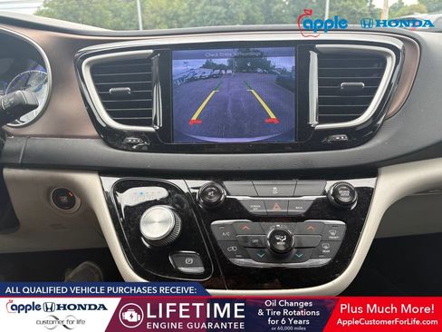 Used 2017 Chrysler Pacifica Touring FWD image 9