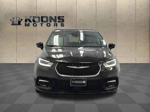 Used 2024 Chrysler Pacifica Touring-L FWD image 3