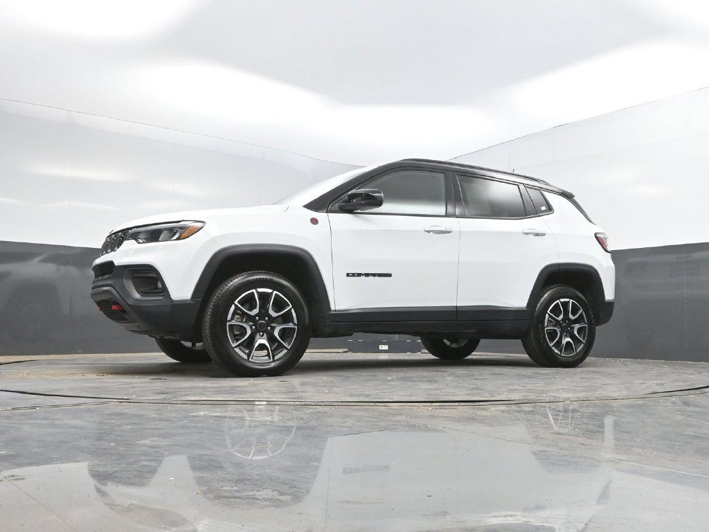 Used 2025 Jeep Compass Trailhawk AWD/4WD image 34