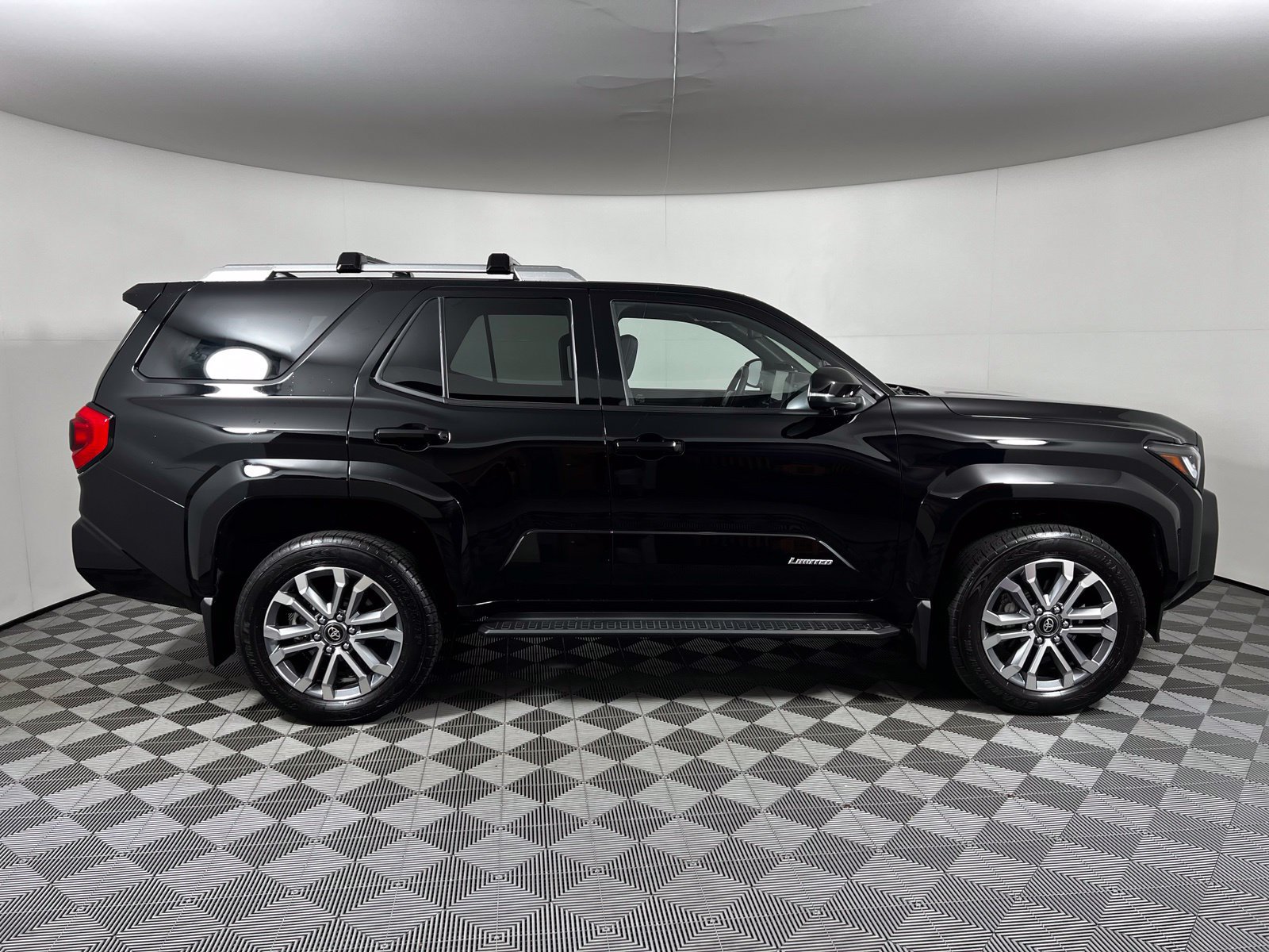 Used 2025 Toyota 4Runner Limited AWD/4WD image 4