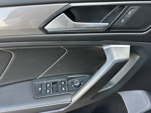 Used 2023 Volkswagen Tiguan SE w/ Panoramic Sunroof Package FWD image 11