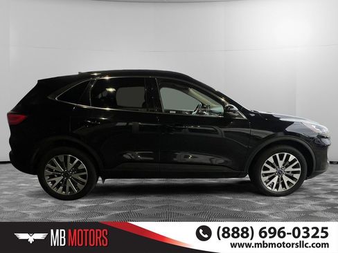 Used 2020 Ford Escape Titanium image 2