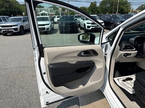 Certified 2024 Chrysler Pacifica Touring-L FWD image 23