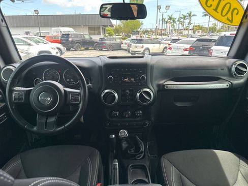 Used 2015 Jeep Wrangler Unlimited Rubicon w/ Connectivity Group AWD/4WD image 16