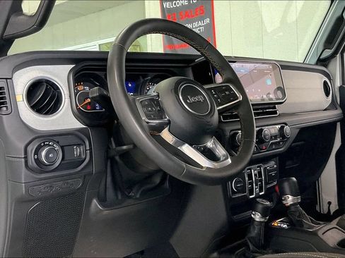 Used 2025 Jeep Wrangler Unlimited Sahara AWD/4WD image 4