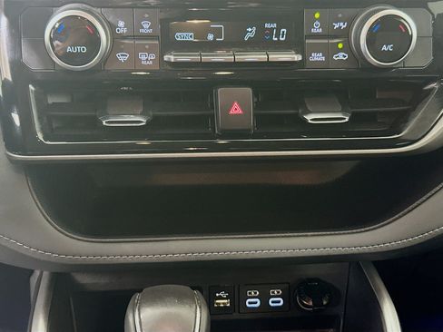 Used 2024 Toyota Highlander LE FWD image 23