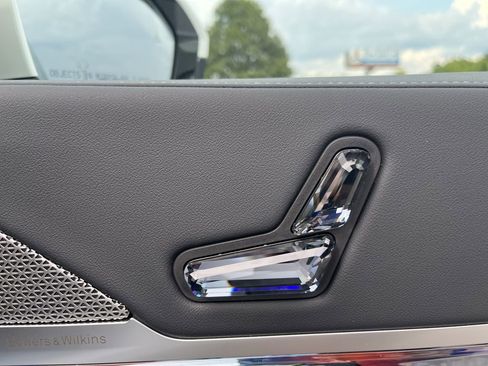 Used 2025 BMW i7 xDrive60 image 36