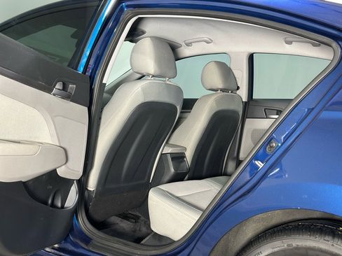 Used 2017 Hyundai Elantra SE image 12