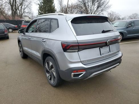 New 2026 Volkswagen Taos SE image 3