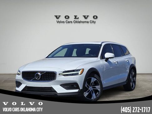 Used 2020 Volvo V60 T5 Cross Country image 1