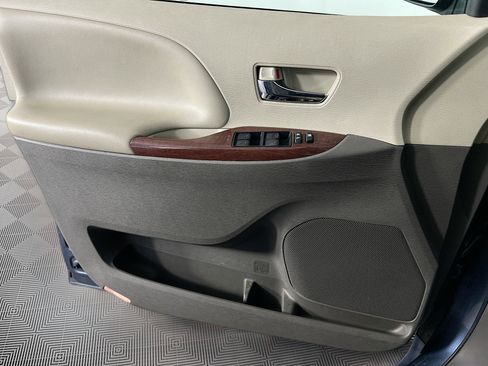 Used 2014 Toyota Sienna XLE image 18