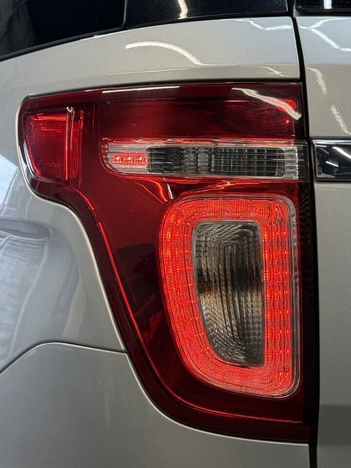 Used 2014 Ford Explorer XLT w/ Equipment Group 202A AWD/4WD image 12