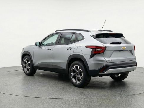 Used 2025 Chevrolet Trax LT FWD image 6