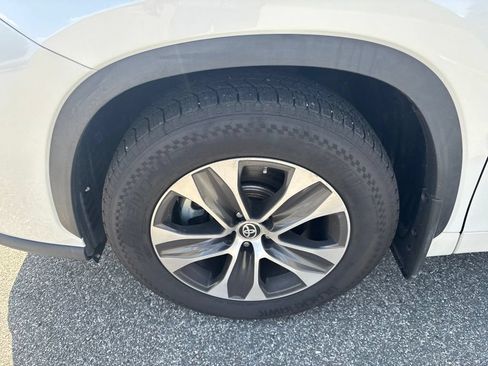 Used 2022 Toyota Highlander XLE AWD/4WD image 9