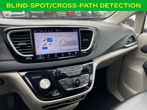 Used 2023 Chrysler Pacifica Touring-L FWD image 21