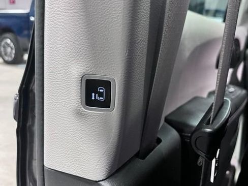 Used 2023 Chrysler Pacifica Touring-L FWD image 15