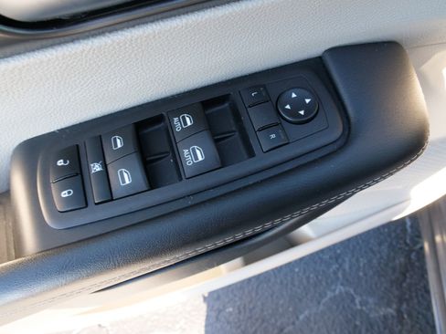 Used 2023 Chrysler Pacifica Touring-L image 18