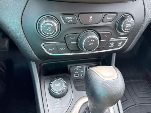 Used 2016 Jeep Cherokee Latitude AWD/4WD image 11