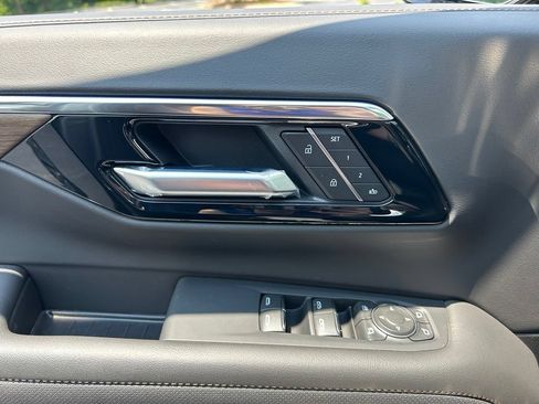Used 2025 Chevrolet Tahoe High Country AWD/4WD image 61