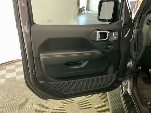 Used 2025 Jeep Wrangler Unlimited Sahara w/ Technology Group AWD/4WD image 18