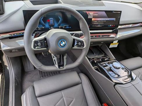 New 2026 BMW 550e xDrive image 3