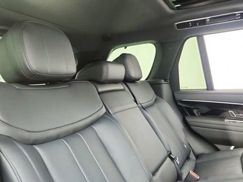 Used 2025 Land Rover Range Rover SE image 24