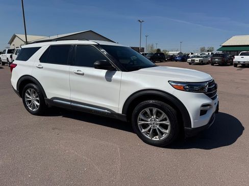 Used 2022 Ford Explorer XLT w/ Equipment Group 202A AWD/4WD image 6
