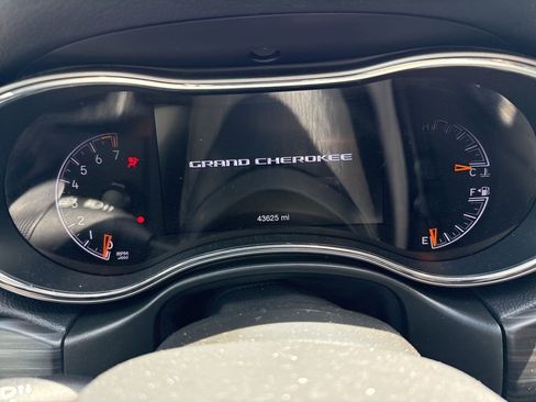 Used 2021 Jeep Grand Cherokee Laredo X AWD/4WD image 3