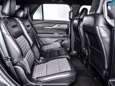 Used 2025 Ford Explorer ST-Line w/ ST-Line Street Pack image 23