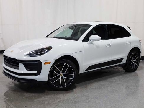 Certified 2025 Porsche Macan image 1