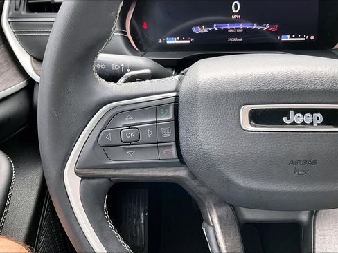 Used 2023 Jeep Grand Cherokee Limited w/ Luxury Tech Group II image 24