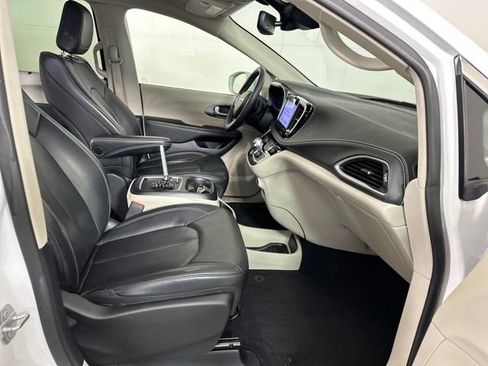 Used 2022 Chrysler Pacifica Touring-L image 28