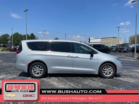 Used 2024 Chrysler Pacifica Touring-L FWD image 9