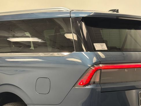 New 2027 Lincoln Navigator L Premier AWD/4WD image 8