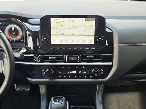 Used 2024 Nissan Pathfinder Platinum image 15