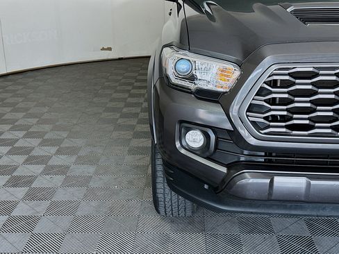 Used 2022 Toyota Tacoma TRD Sport w/ Technology Package RWD image 9