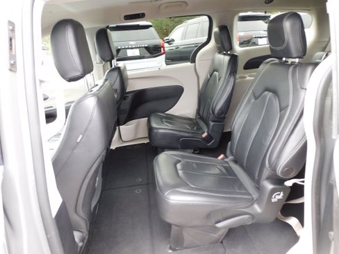 Used 2022 Chrysler Pacifica Touring-L image 12