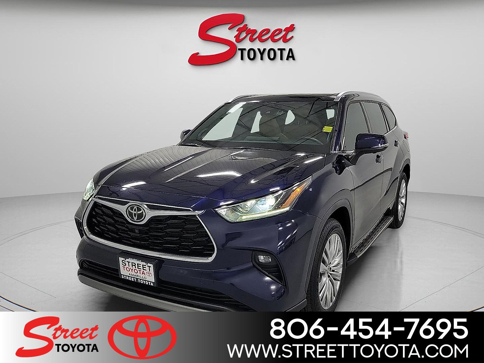 Certified 2024 Toyota Highlander Platinum FWD image 1