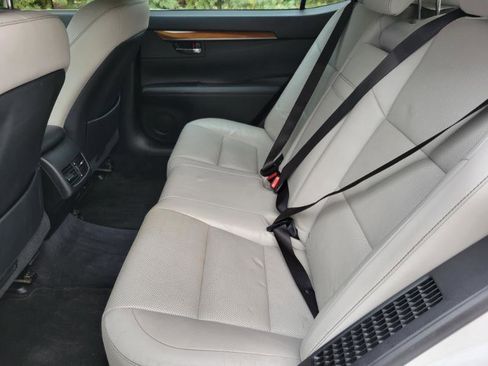 Used 2015 Lexus ES 300h w/ Navigation System Package image 12