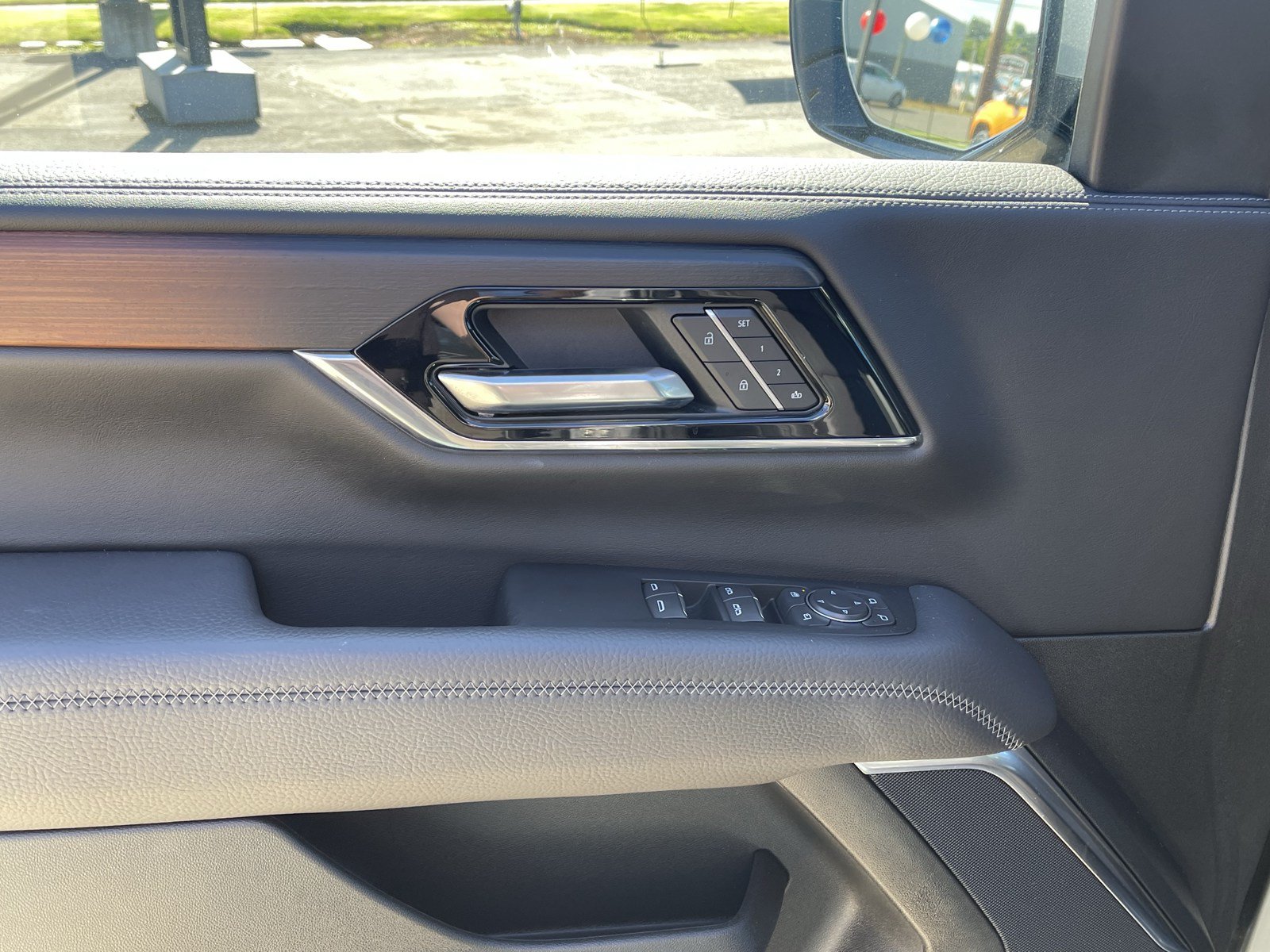 Used 2025 GMC Yukon XL Denali AWD/4WD image 17