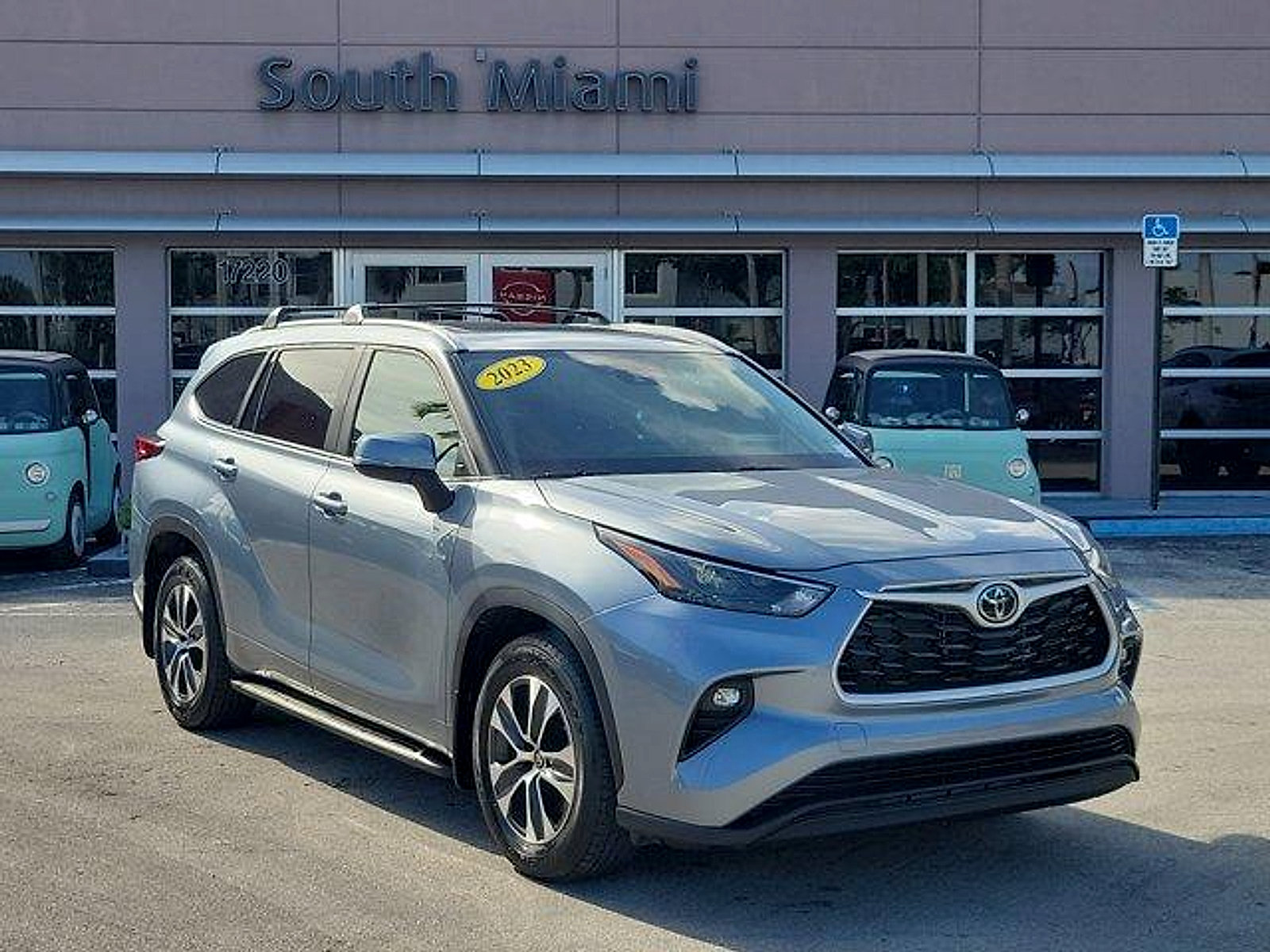 Used 2023 Toyota Highlander XLE FWD image 1