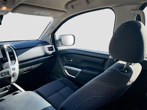Used 2021 Nissan Titan SV w/ SV Convenience Package image 23