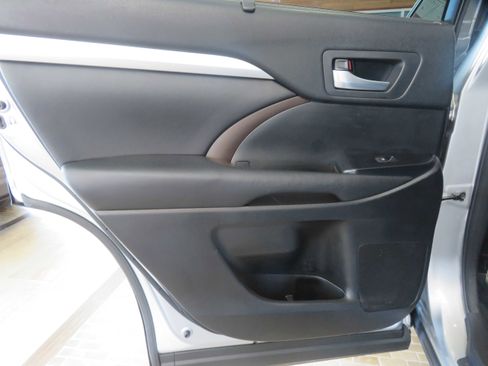 Used 2017 Toyota Highlander XLE FWD image 17