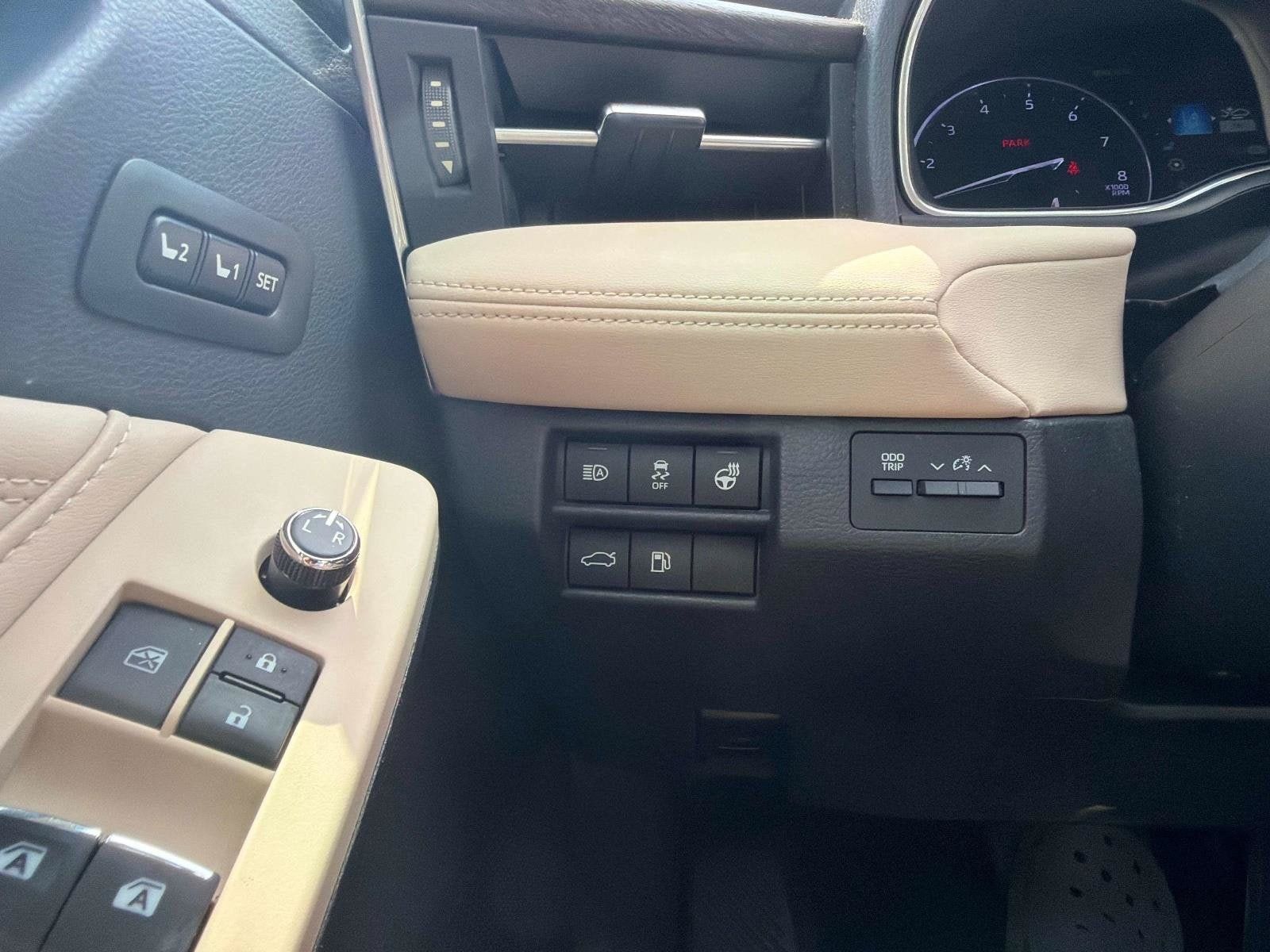 Used 2019 Toyota Avalon Limited FWD image 29