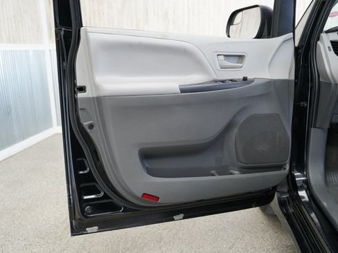 Used 2020 Toyota Sienna L image 29