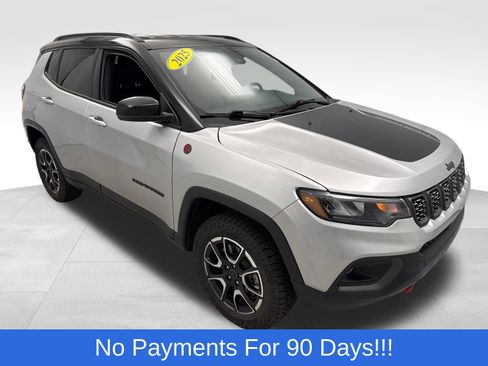 Used 2025 Jeep Compass Trailhawk AWD/4WD image 1