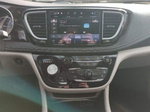Used 2023 Chrysler Pacifica Limited image 16