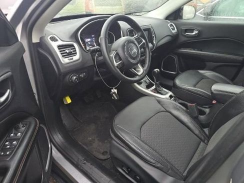 Used 2018 Jeep Compass Latitude w/ Popular Equipment Group image 4