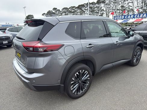 Used 2025 Nissan Rogue SL w/ Tech Package AWD/4WD image 6